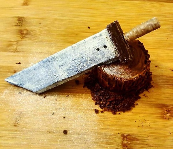14. Çikolatalı kılıç şeklinde pasta ve İsveç rulo pastasından kütük: