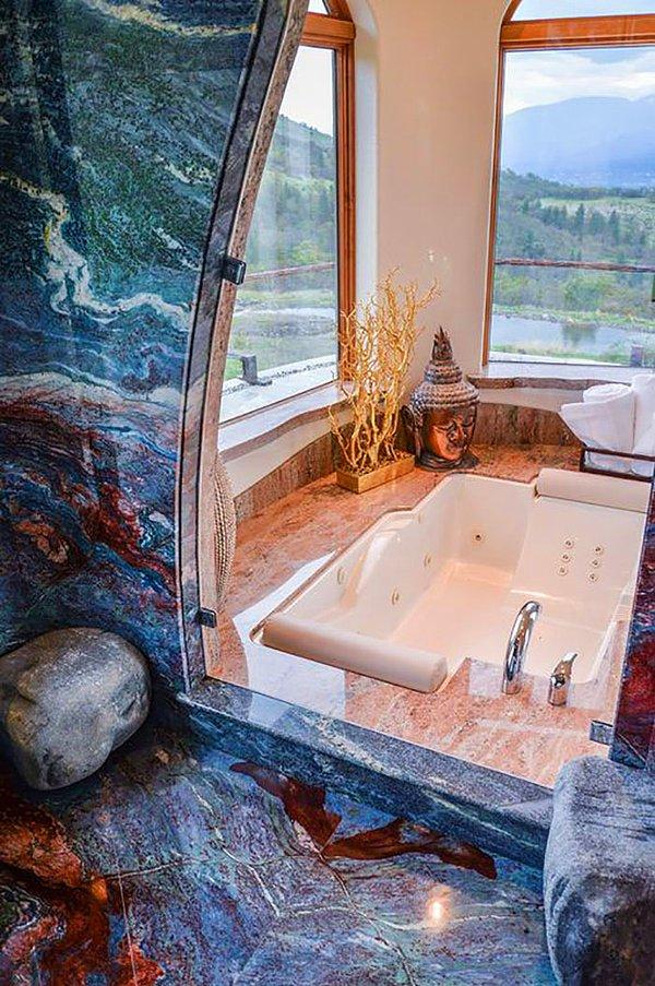 8. Banyosu da banyo olmaktan çıkmış ve mavi granitlerle döşenmiştir. Van Gogh tablolarının esintisini evde bulmanız mümkün. :)