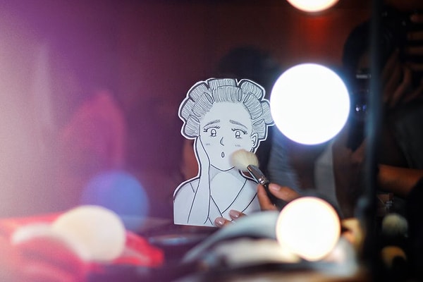 "Невеста Ненг во время макияжа..."