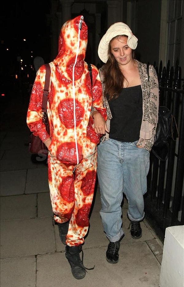 2. А разгуливающая пицца — Кара Делевинь