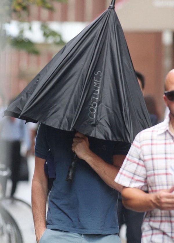 4. Это кто это у нас такой под зонтиком? Лео, выходи, тебя раскрыли!