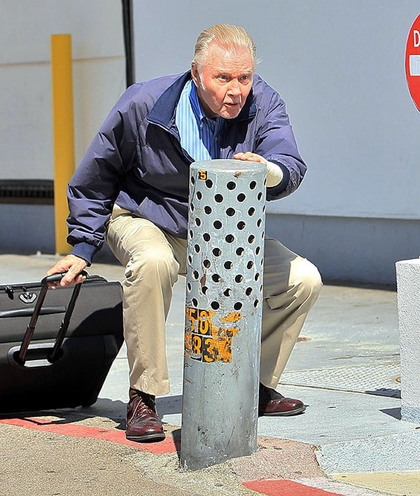 8. Джон Войт как будто притаился в засаде