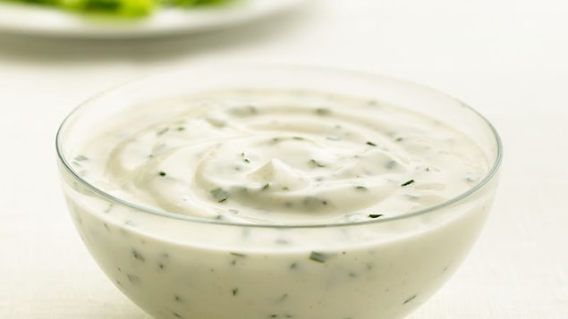 6. Ranch sosun beyaz görünümü için titanyum dioksit kullanılıyor. Bu madde aynı zamanda güneş kremi ve boyalarda da kullanılıyor.
