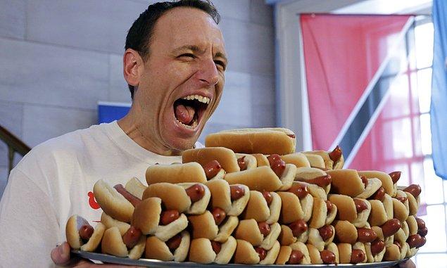 12. 2013’te yapılan hot dog yeme yarışmasının birincisi 10 dakikada 69 hot dog yedi.