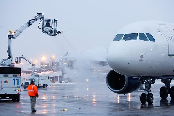 Uçuş sırasında olabilecek en tehlikeli durumlardan biri atmosferde yaşanacak bir buzlanmadır. buzlanma olduğu zaman motor buzla kaplanır, uçağın genel kontrolü oldukça zorlaşır.