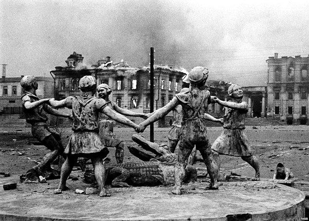11. İkinci Dünya Savaşı‘ndaki Stalingrad muharebesinde ortalama yaşam süresi 24 saatti.
