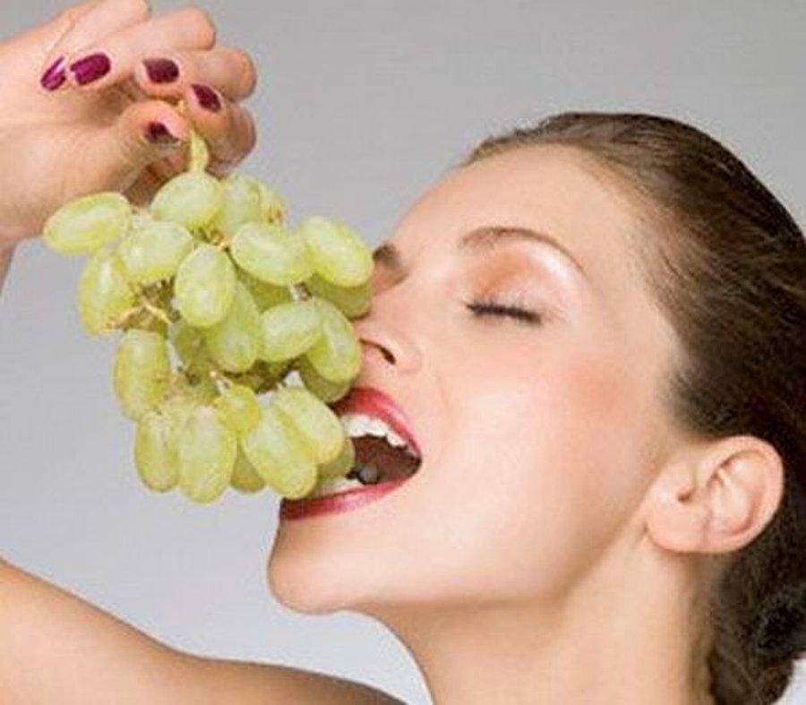 Девушка есть виноград. Ест виноград. Девушка ест виноград. Виноград наслаждение. Человек ест виноград.