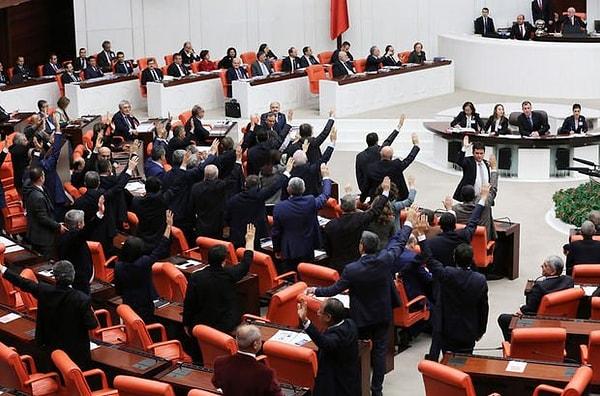 1. Meclis Genel Kurulu’nun toplanabilmesi için en az 200 milletvekili gerekiyor. Bu durumda AKP hariç hiçbir parti tek başına Meclis’in toplanmasını sağlayamıyor.