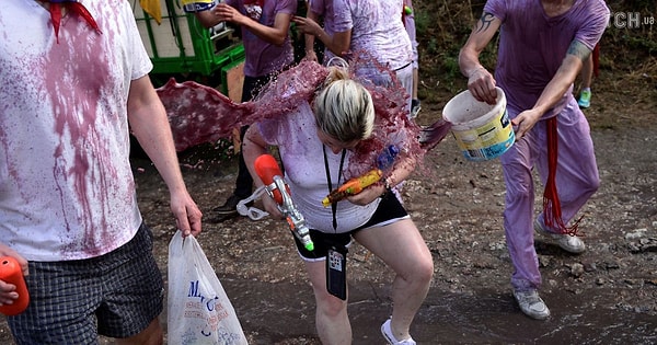 3. Участники обязаны надевать светлую одежду и повязывать красные платки на шею