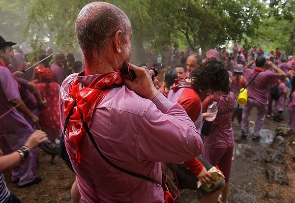 5. Для обливания люди используют различные предметы - от бурдюков до ковшей и ведер