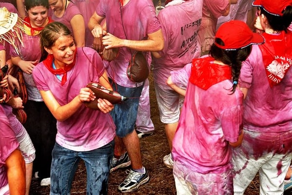 8. 29 июня местные жители и многочисленные туристы примерно в 7 часов утра поднимаются к монастырю Йусо под руководством мэра города. А в 8 утра начинается месса