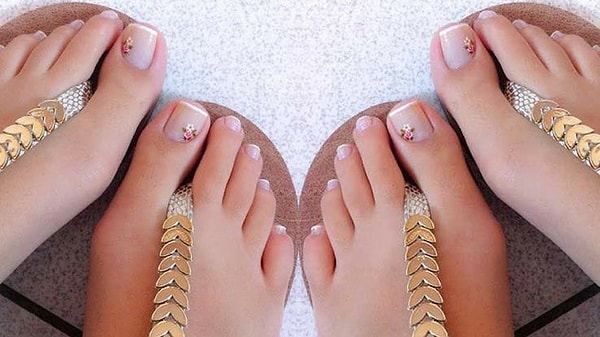 8. ЗА: педикюр с минималистичными рисунками