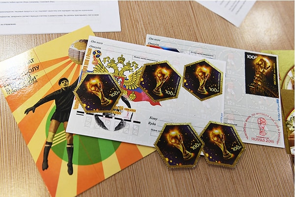 Почта России специально к Чемпионату мира по футболу ФИФА выпустила памятные марки с символикой первенства, которые пользуются бешеной популярностью.