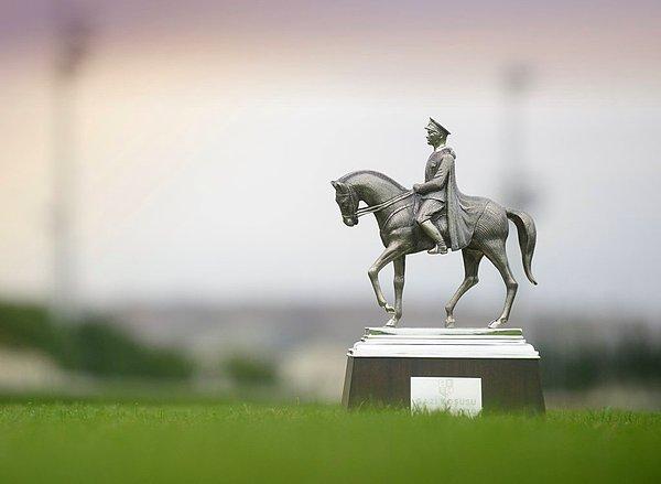 Türk yarışçılığının en büyük klasiği olan Gazi Koşusu’nun armağanı, Atatürk’ün at üzerindeki som gümüş heykelidir.