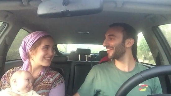 Ne Güzel Bir Aile, Ne Şanslı Bir Çocuk: Arabanın İçinde Şarkı Söyleyen Aileden Ters Köşe Yaptıran Performans!