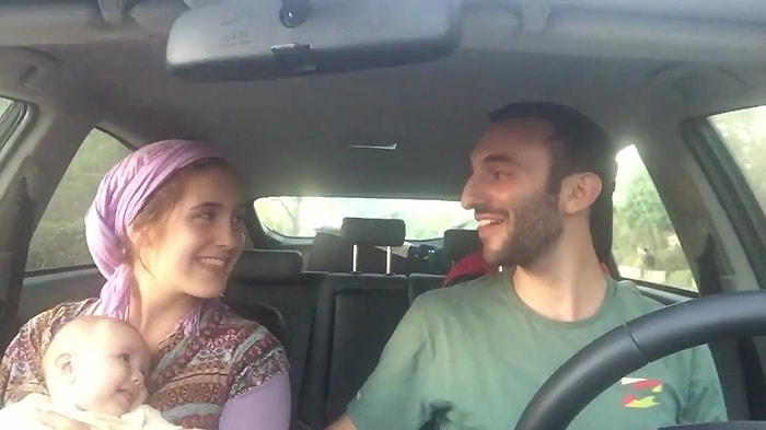 Ne Güzel Bir Aile, Ne Şanslı Bir Çocuk: Arabanın İçinde Şarkı Söyleyen Aileden Ters Köşe Yaptıran Performans!