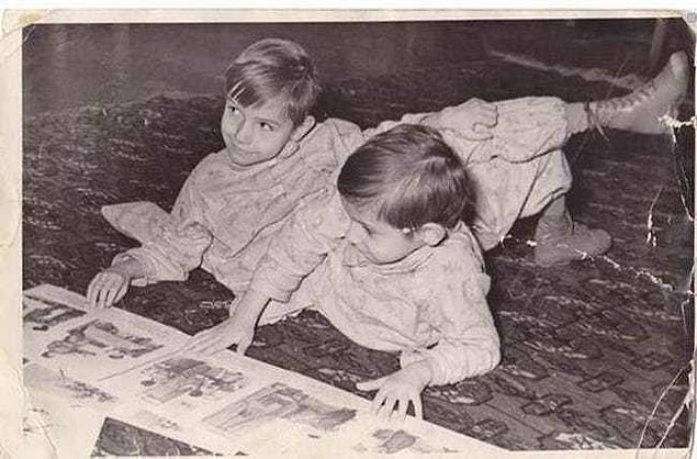 İlk şiddet vakaları 11 yaşlarındayken meydana geldi. Masha, Dasha'yı dövüp burnunu kanatmış ve onu öldüreceğini söylemişti.