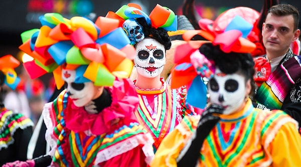 2. Изначально футбольные фанаты из стран Центральной Америки планировали грандиозное шествие прямо на Красной площади, но власти без объяснения причин запретили данное мероприятие, поэтому перенесено оно было в Гостиный двор.