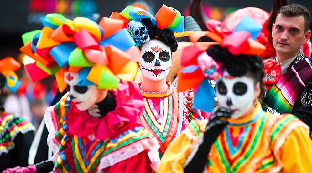Футбольные фанаты из Мексики привезли свой "День мёртвых" в Москву: Как это было?