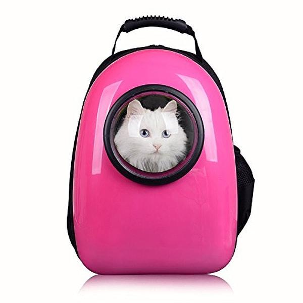 Minik dostlarımız dış dünyayı görsün diye bu hoş tasarımlı evcil hayvan çantası.