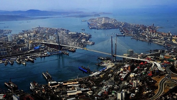 9. По берегам этой бухты расположен Владивосток.