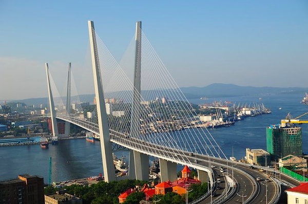 8. Самый большой вантовый мост в мире находится во Владивостоке. Как он называется?