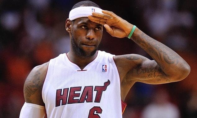 LeBron, Cleveland Cavaliers'tan olaylı şekilde ayrılarak Miami Heat'e geçmiş ve burada şampiyonluklar kazandıktan sonra yeniden Cavs'e dönmüştü.