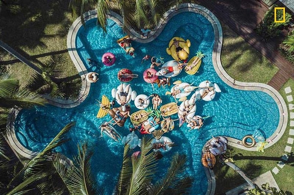 20. "Потрясная вечеринка у бассейна"