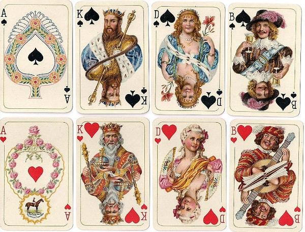 İskambil kartları dönemine göre üretildikleri kültürün izlerini, toplumsal motiflerini yansıtan öğeler taşıdığını söylemiştik. Bakınız 1928 yapımı Avusturya Barok Dönem kartları.