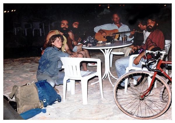 4. David Gilmour'un Kaş, Kalkan'da gençlerle birlikte oturup içmesi ve gitar çalması