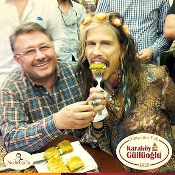9. Aerosmith'in vokali Steven Tyler'ın konserden sonra baklava yemeye götürülmesi ve ağzına baklava tıkılması