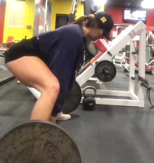 4. К счастью, перед тем как ложиться под нож хирурга, девушка решила зайти в зал недалеко от своего дома.