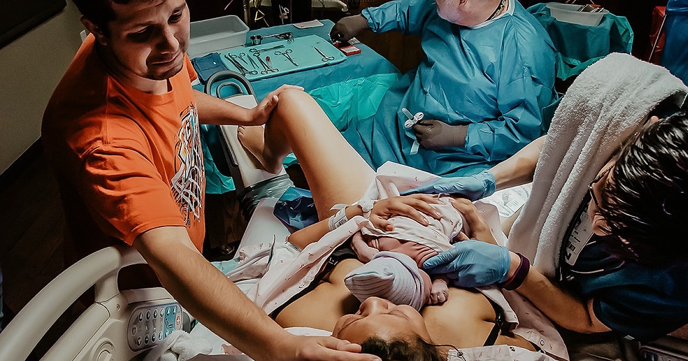 Фотограф запечатлел отца, плачущего при рождении сына, но тот ответил, что плакал совсем по другой причине