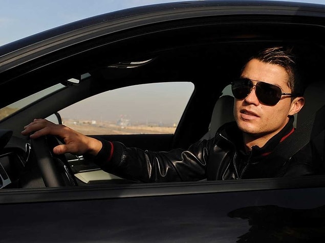Görünen o ki birçoğunu arabalara harcıyor! Ronaldo Bentley, Porsche ve Mercedes markalı arabalara sahip.