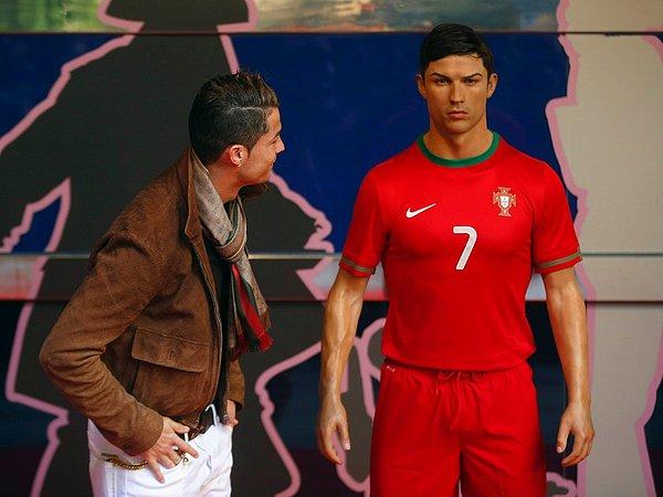 Ronaldo, Madrid Balmumu Heykel Müzesi'nde bulunan heykelinin aynısından evine de koyabilmek için 30,000 dolar ödedi.