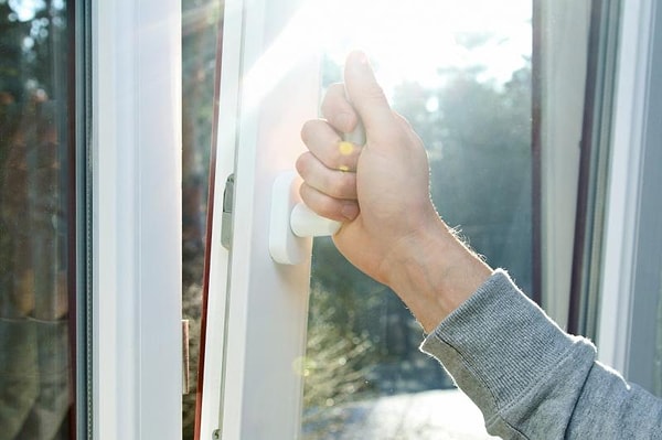 2. В комнате, где находится больной, нужно открывать окна и устраивать проветривание.