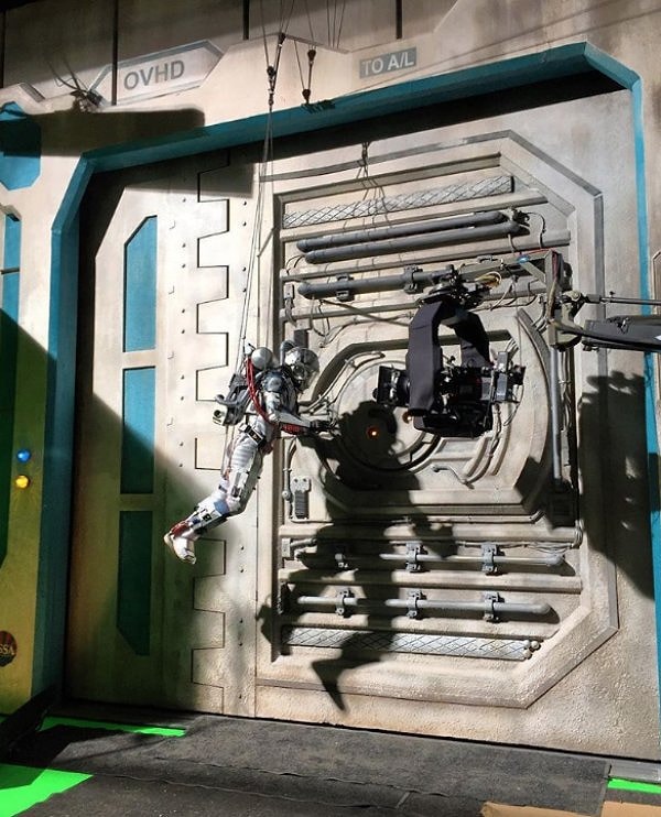 9. Линдси Морган на съемках "Сотни"