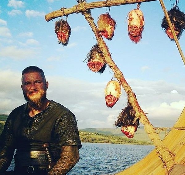 18. Просто фото на фоне отрубленных голов, ничего особенного. "Викинги"