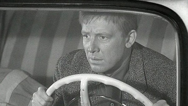 7. Как называлась марка сигарет, которые курил герой фильма "Берегись автомобиля" Юрий Деточкин?