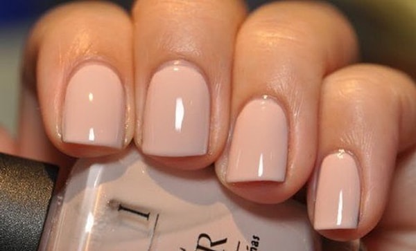 Вам следует сделать выбор в пользу нюдового лака 💕