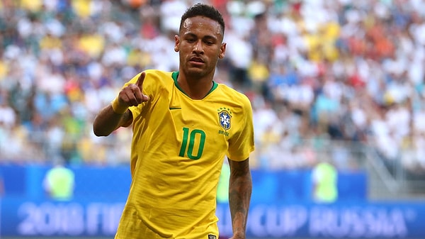 14. В 2011 году, еще играя в "Сантосе", Неймар заработал пенальти в матче против "Гойаниенсе", но тренер не дал молодому дарованию пробить штрафной.