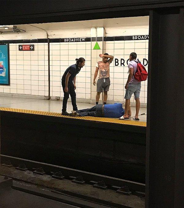 1. Yerde yatarken gördüğünüz adam bir görme engelli. Bu anlardan daha önce metro istasyonunda yolunu kaybetmiş ve raylara düşmüştü.