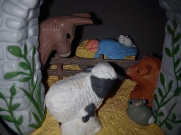 7. Это, между прочим, не попа, выглядывающая из-под одеяла, а лицо младенца Иисуса, повернутое обратной стороной