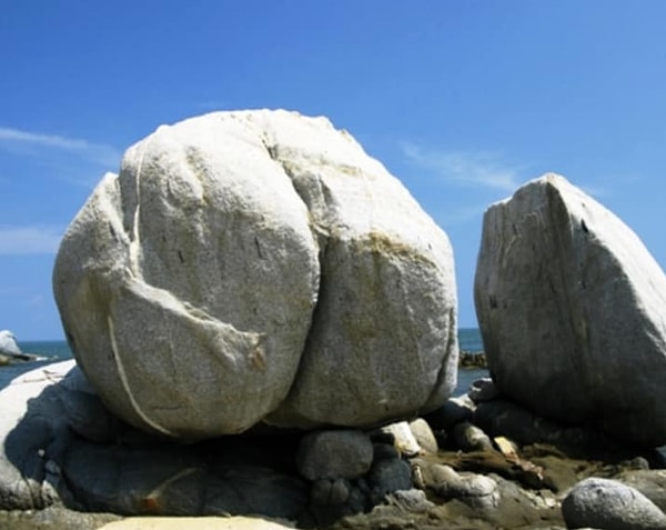 14. Казалось бы, всего лишь валун, но стоит присмотреться... Там что, еще и руки есть?