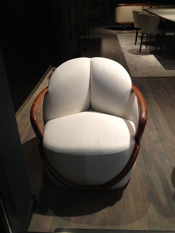 16. А кресло похоже на наклонившуюся красотку