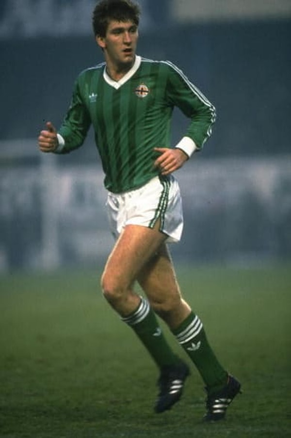 17. Самый молодой футболист, когда-либо выступавший на Чемпионате мира по футболу, - это Норман Уайтсайд из Северной Ирландии.