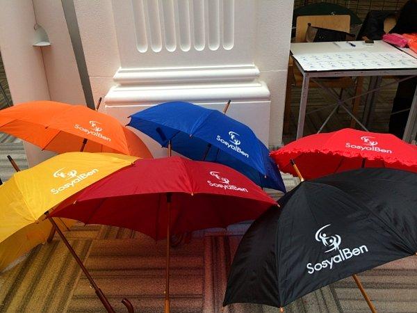 “Bu şemsiyeler farklı! Bunlar hem sizin ıslanmanızı engelliyor hem de çoook uzaklardaki çocukların ıslanmasını engelliyor!”
