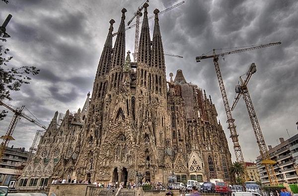 Henüz tamamlanmamış olsa da Barselona'da turist rehberlerinin programında ilk sırada yer alan kentin en görkemli yapısı olacak olan Sagrada Familia, sadece tasarım anlamında değil inşaat süreci bakımından da mimarlık dersi niteliğinde.