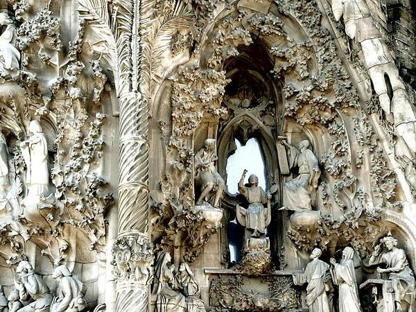 Gaudi'nin orijinal çizimlerinin yok olması sonucunda tahminler üzerinden yürüyen tamamlama projesinin destekçilerine karşılık yapının mimari üslup ve tasarım anlamında çok şey yitirdiğini savunanlar vardı.