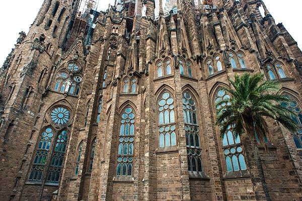 Gaudi, kiliseyi üç farklı cephe olarak tasarlamıştı. Kilisenin yapımına başlanan ilk bölümü Nativity Facade'di.